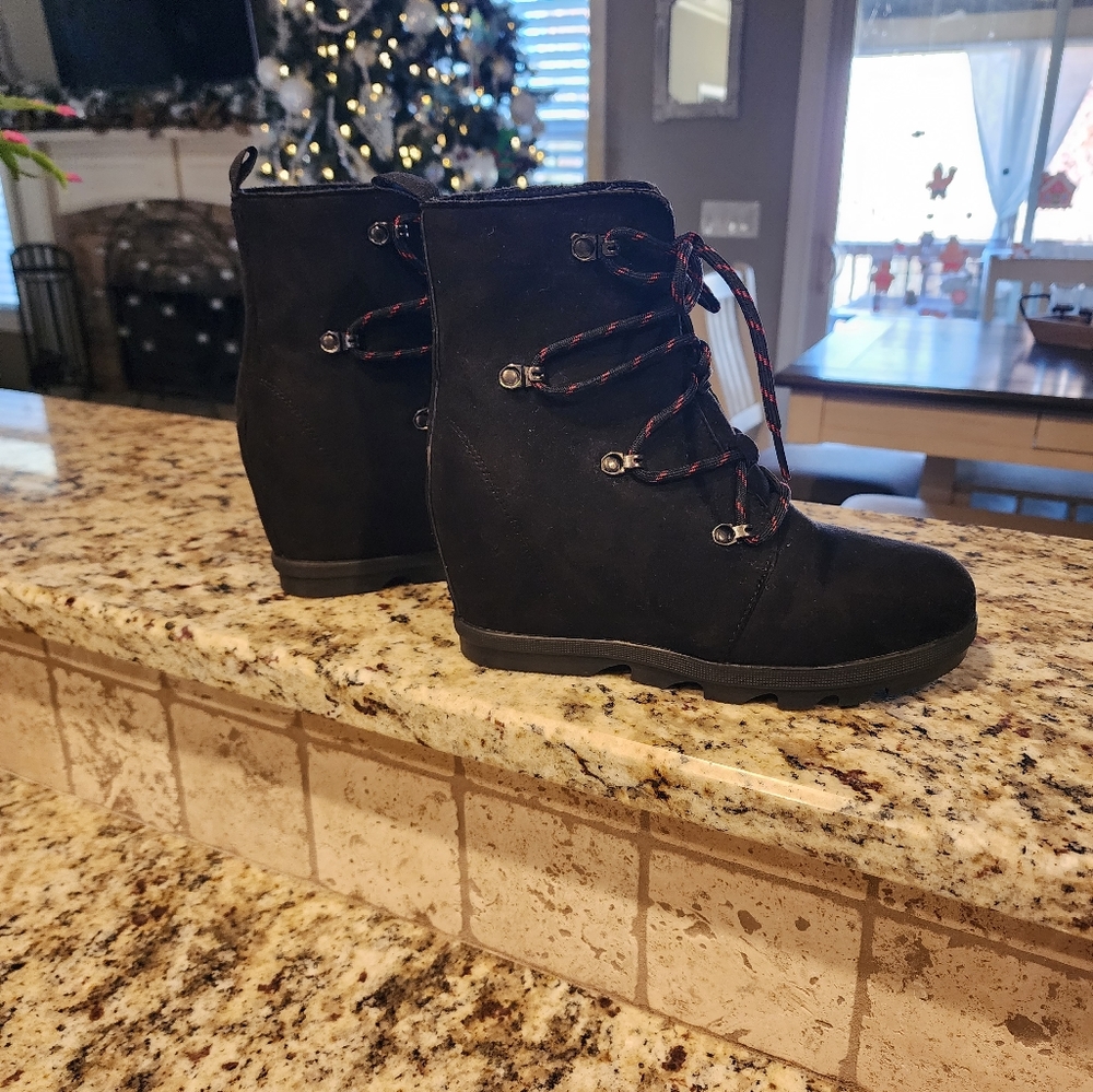 Serra wedge booties